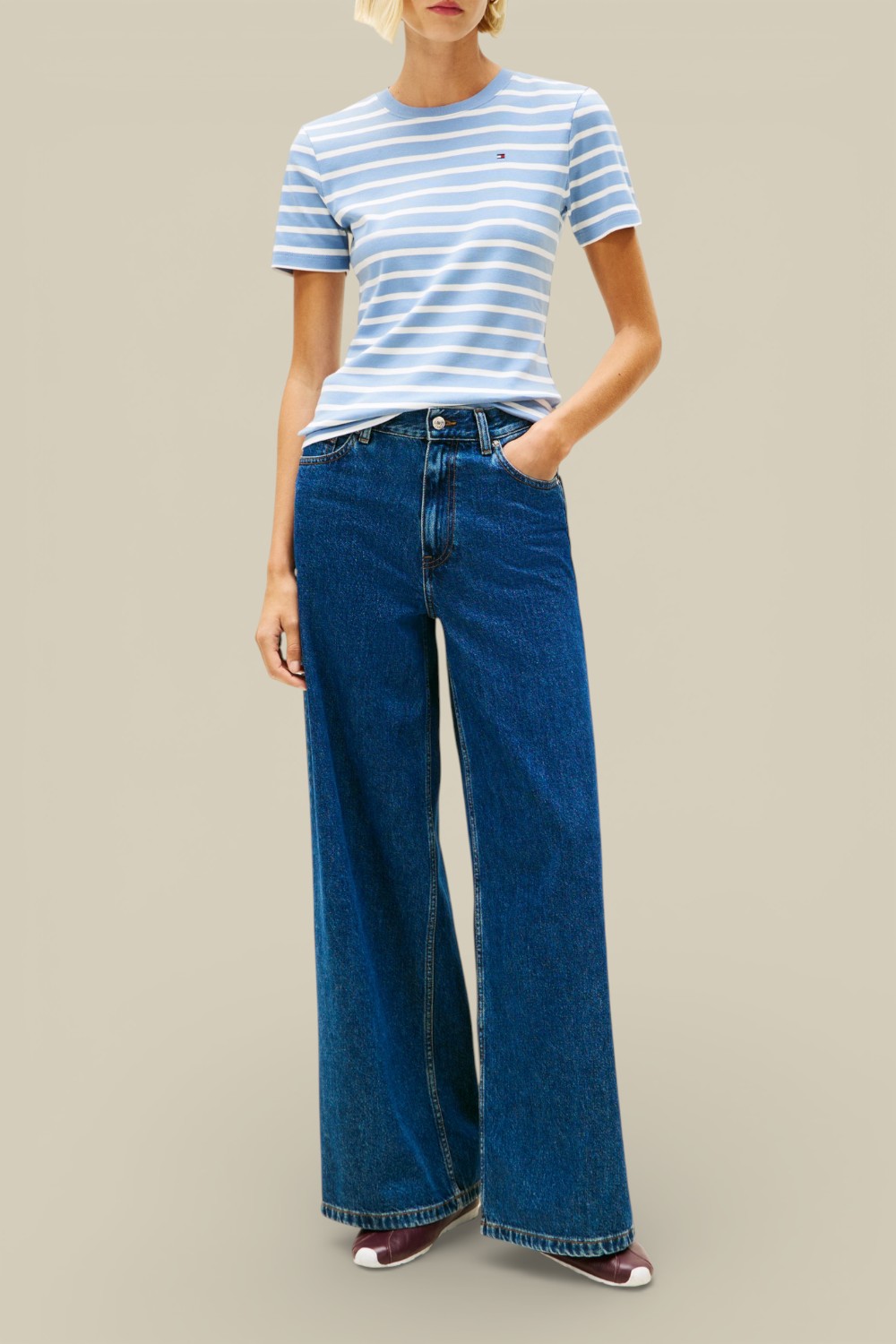 תמונת כל הלוק של חולצת טי פסים